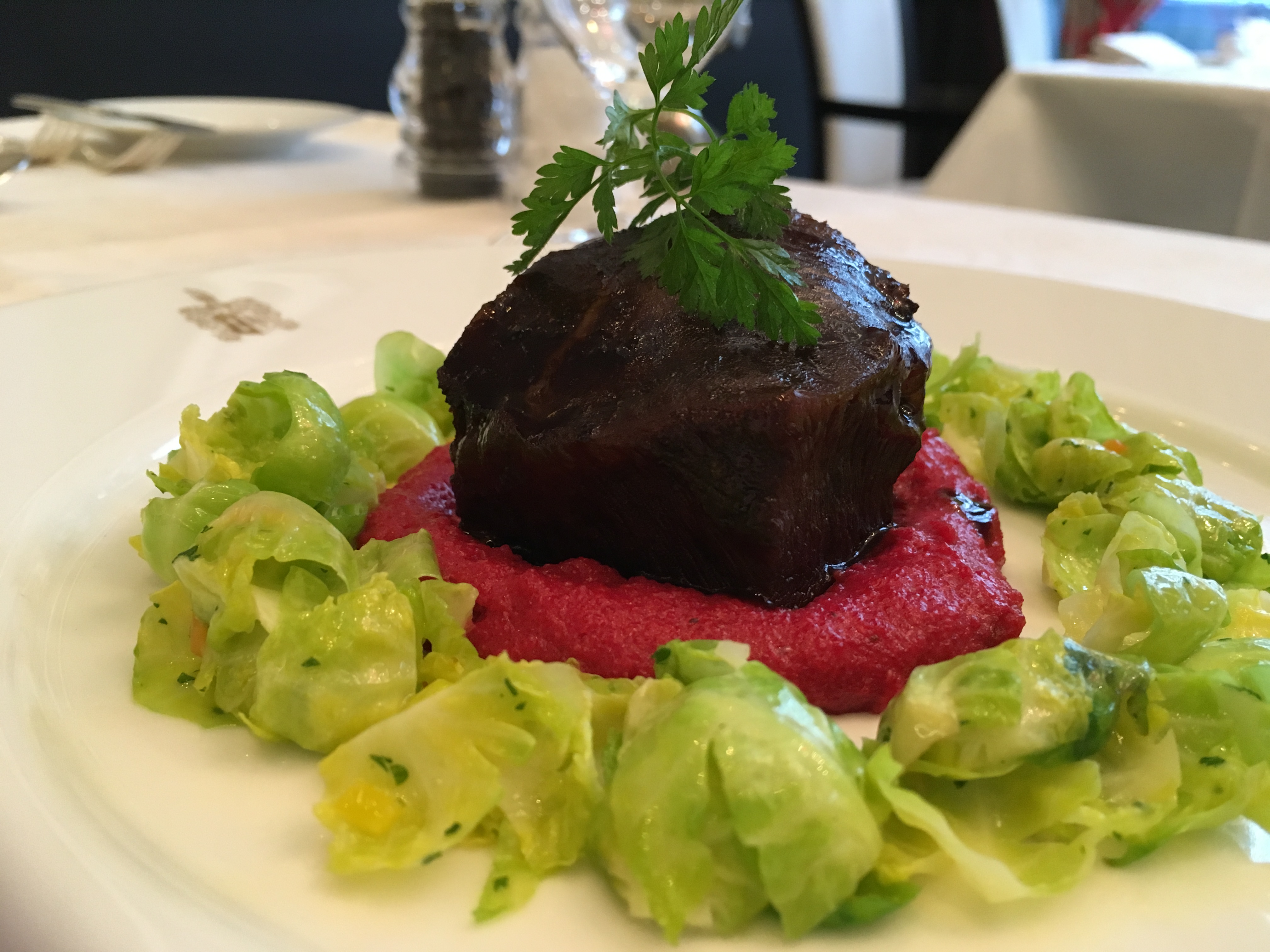Geschmorte Ochsenbacke mit glasierten Rosenkohlblättern und cremiger ...